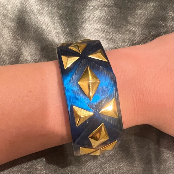 RARE FIND! ALEXIS BITTAR Blue Lucite Bangle Bracelet With Gold Studs - Picture 4 of 7